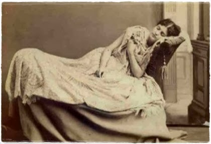Fotografía de una difunta. Ella yace, muerta (imágenes muy frecuentes en el siglo 19 y principios del siglo 20, cuando registrarse una fotografía era un lujo para pocos. Se elegía el momento de la muerte antes del entierro como recuerdo del difunto) 