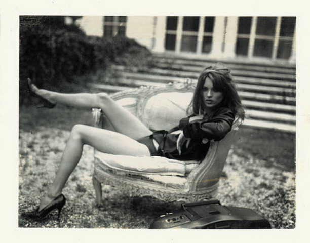 Kate Moss fotografiada por Sante D´Orazio para Vogue Italia 1995. Foto Polaroid de 10.2 por 12.7 centímetros. Copia única. U$A 6.500, en Nueva York, según informa la casa ARTSY, de subastas de arte en su establecimiento y también on line.