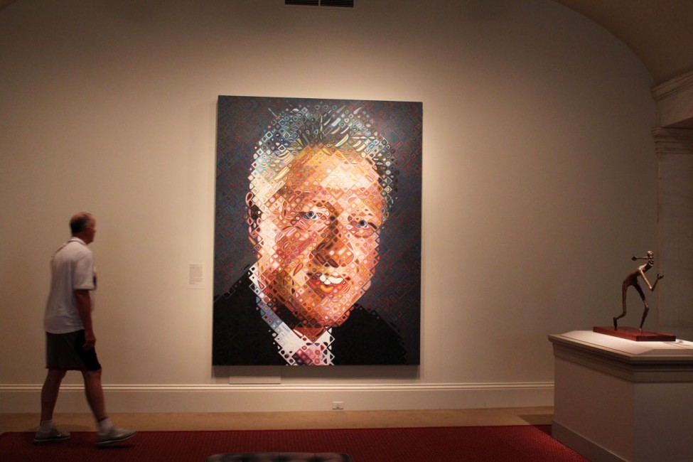 El ex presidente Bill Clinton por CHUCK CLOSE, en useo de arte. Arts Observer.