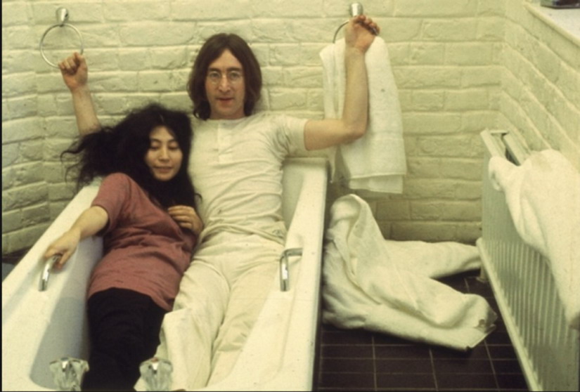 John Lernnon y Yoko Ono en su bañera.
