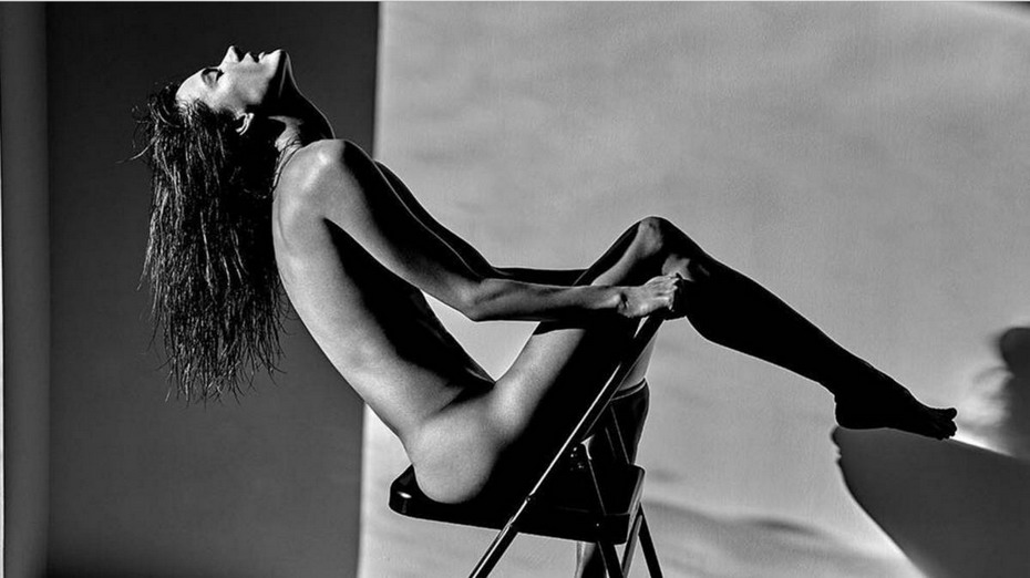 ALESSANDRA ANBROSIO, la supermodelo internacional de Brasil, hoy de 35 años, madre de dos hijos y estrella de Victoria´s Secret, suele posar para desnudo. Aquí en una imagen del fotógrafo de Los Angeles (USA) Yut Sai, cuyas imágenes pueden consultarse en Instagram y otras redes. 