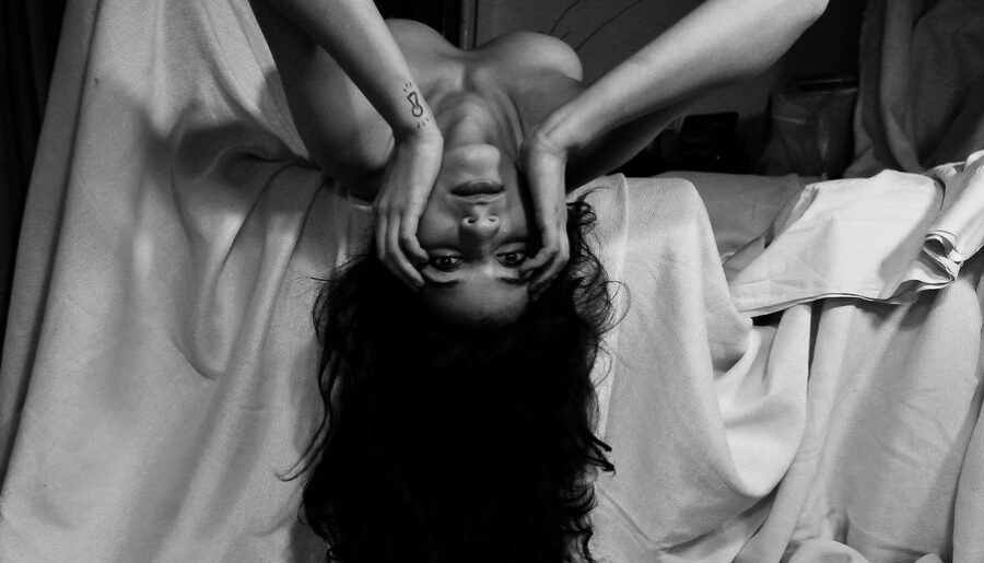 UN CUERPO DE MUJER DESNUDA, JOVEN, VITAL, QUE CORRESPONDA CON TERNURA, ES LO MEJOR PARA OPONERSE A LA GUERRA, LA SANGRE Y LAS TRIPAS Y SESOS REGADOS EN UNA PARED. Por AMILCAR MORETTI, texto y fotos.